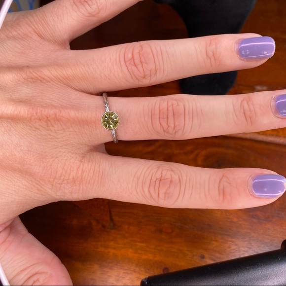 Silver-Tone Hammered Band Ring w/ Yellow-Green Crystal Rhinestone – Size 8 - Picture 10 of 10